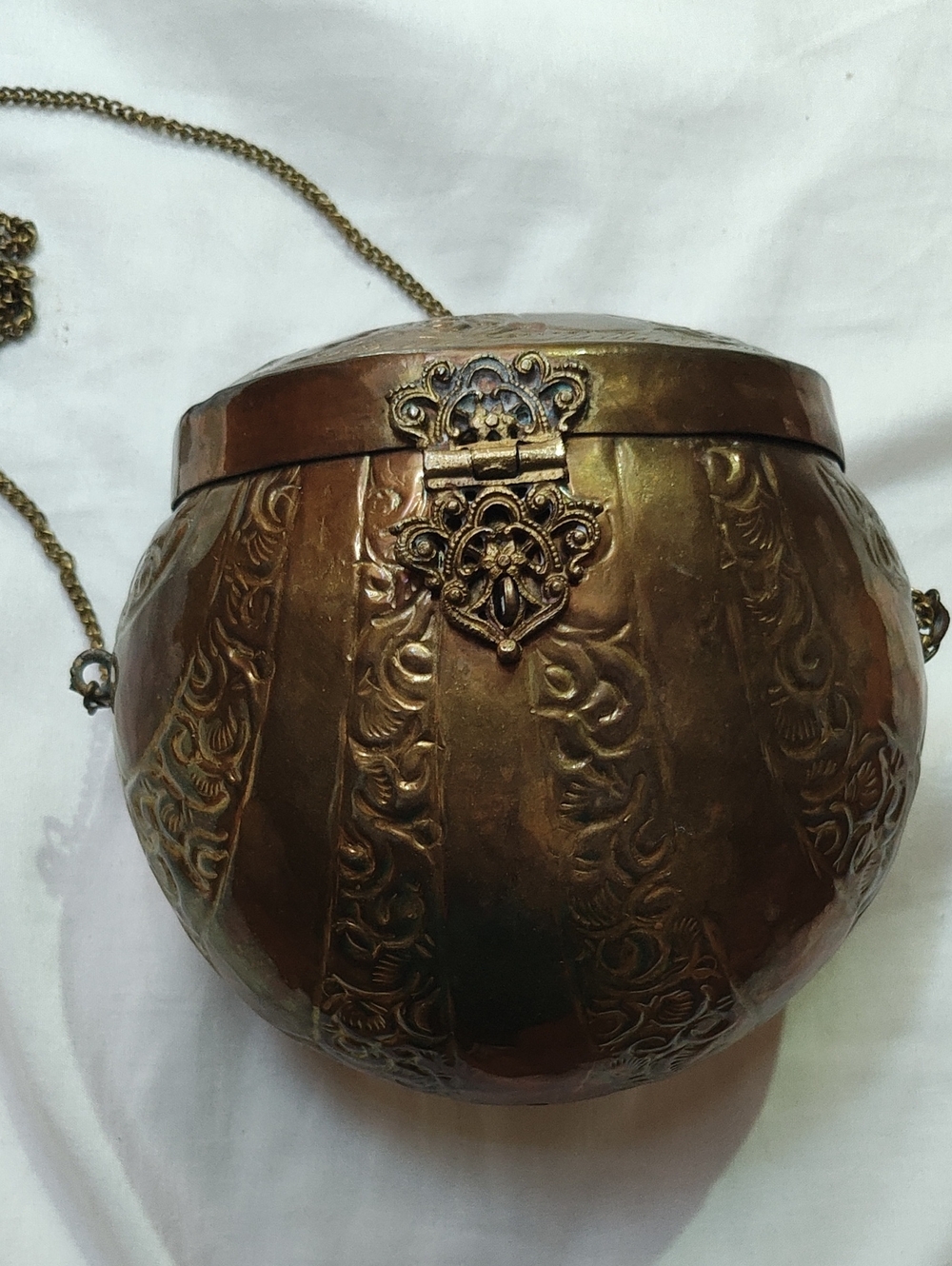 Vintage-style Embossed Brass Round Evening Bag - Bronze Tone